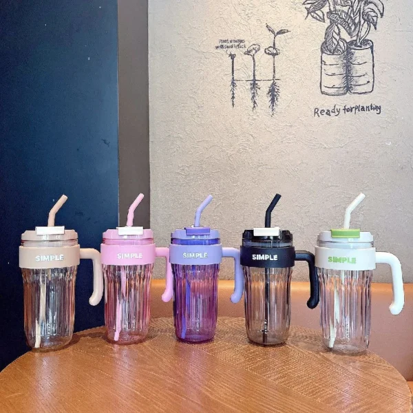 Cute plastic handle water bottle Simple Cup with straw water cup